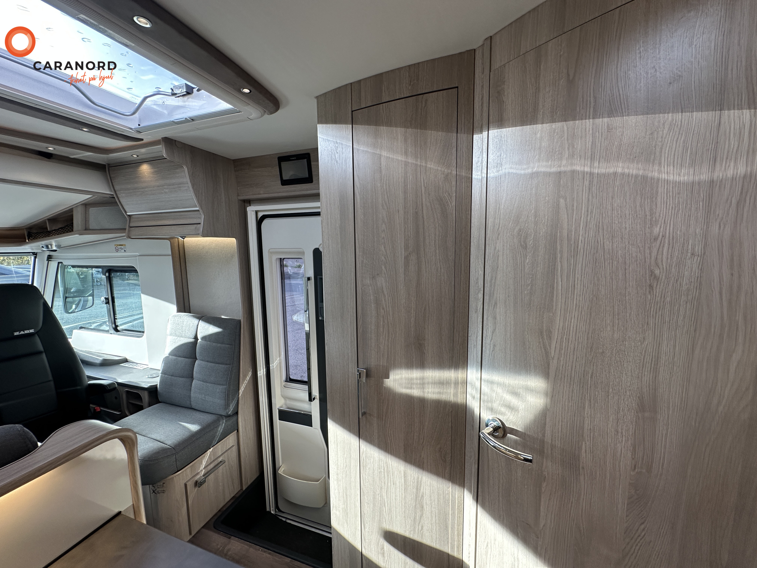 KABE Travel Master Crown i 760 LGB - KABE